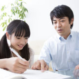 娘に勉強を教える父親